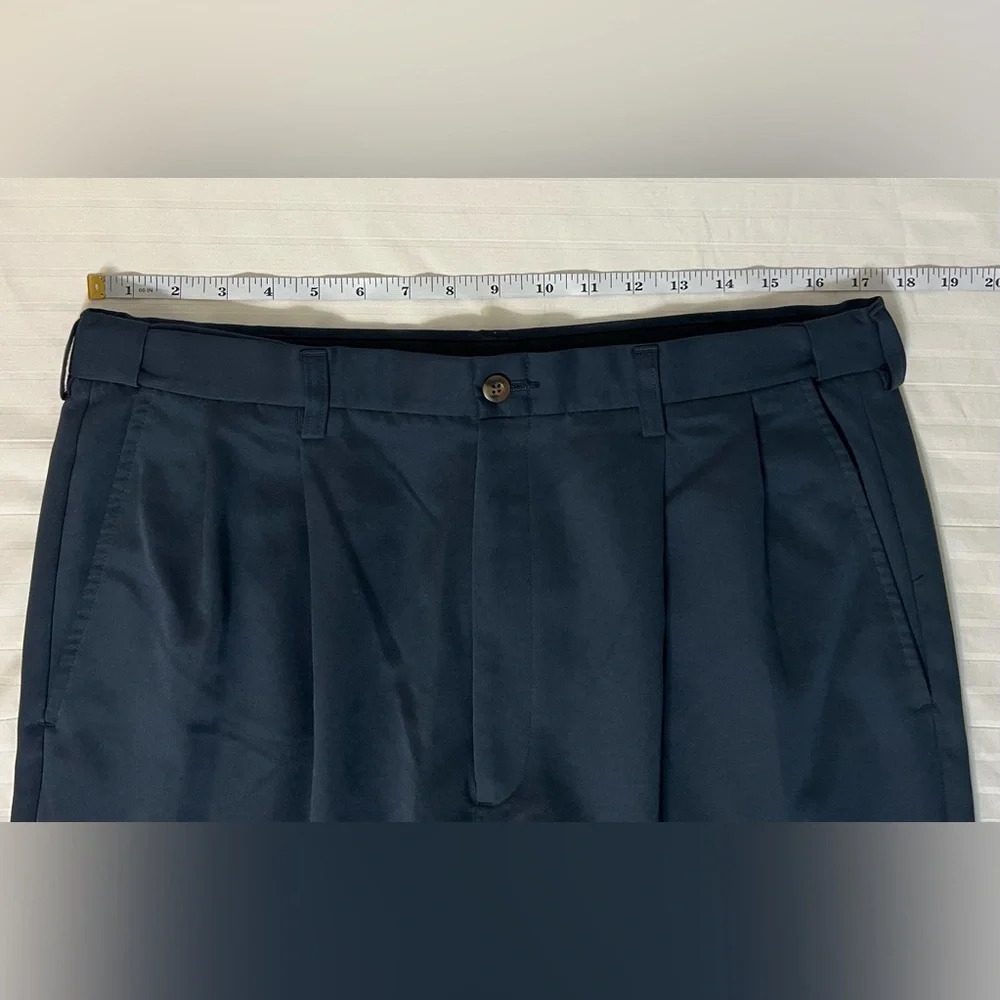 Haggar Men's Pleated Front Navy Blue Shorts Size 36. B1 - Picture 7 of 9